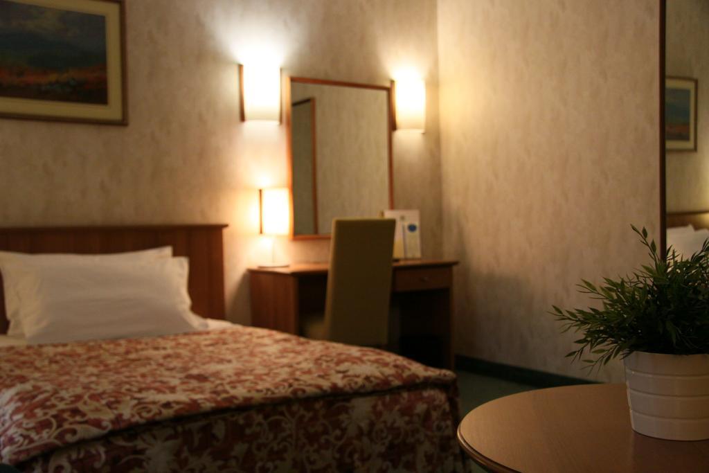 Hotel Karpos Skopje Ruang foto