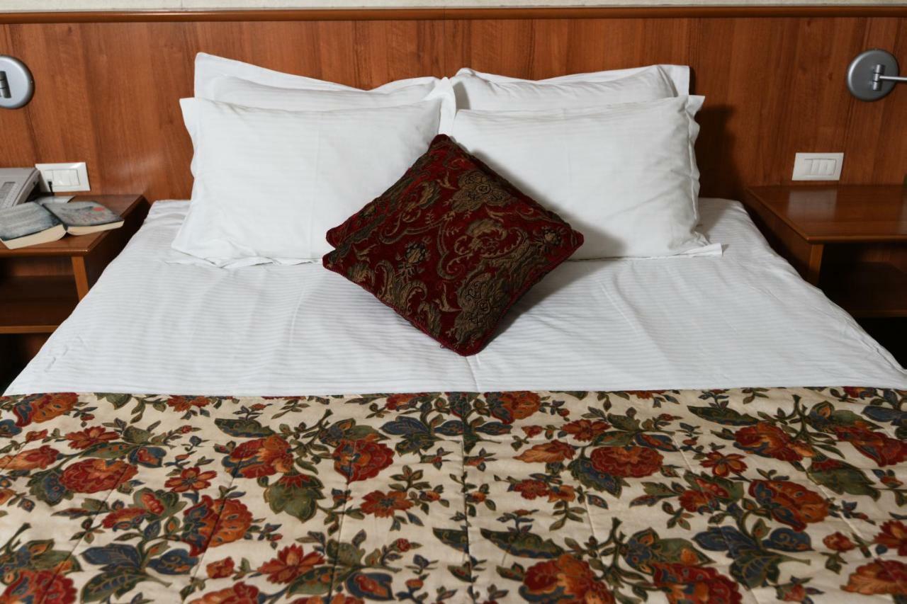 Hotel Karpos Skopje Bagian luar foto